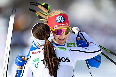 Stina Nilsson och Charlotte Kalla gav varandra en kram direkt efter målgång. FOTO: Carl Sandin/Bildbyrån.