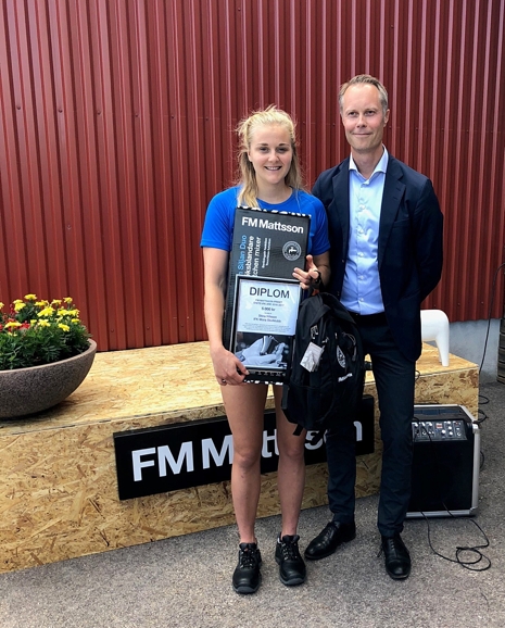 Stina Nilsson mottar FM Mattsson-stipendiet av Fredrik Skarp, VD på FM Mattsson Mora Group AB. FOTO: IFK Mora SK.