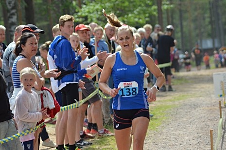 Stina Nilsson spurtar i m&aring;l som tv&aring;a p&aring; Mora Trail. FOTO: Johan Trygg/L&auml;ngd.se.