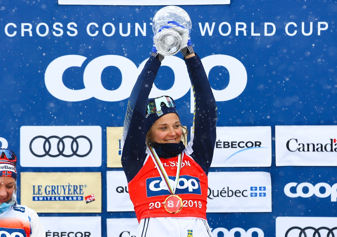 Stina med glasbucklan som signalerar totalseger i sprintv&auml;rldscupen. FOTO: GEPA pictures/CH Kelemen/Bildbyr&aring;n.