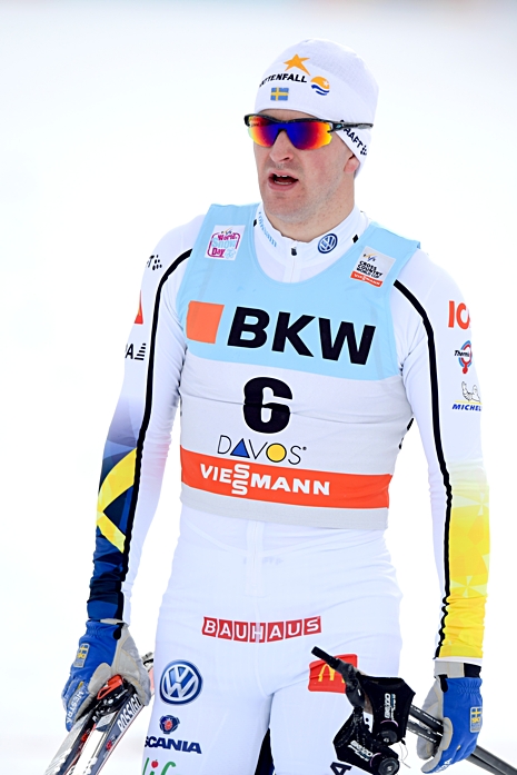 En besviken Teodor Peterson lämnar målområdet i Davos efter att ha ramlat i ledning i sin kvartsfinal. FOTO: Jon Olav Nesvold/Bildbyrån.