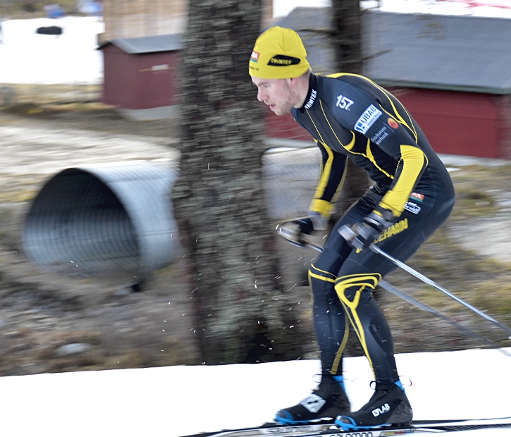 Viktor Thorn tävlade inte på fredagen men var ute och klämde i spåret innan tävlingen drog igång. FOTO: Johan Trygg/Längd.se.