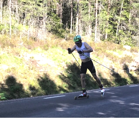 Tom Fahl&eacute;n &aring;kte &ouml;vertygande och tog hem herrklassen f&ouml;re en stor klunga. FOTO: Wilma Bj&ouml;rn.