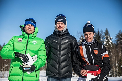 Topptrion i herrklassen. Från vänster: Emil Johansson, trea, Simon Andersson, etta och Jonatan Engdahl, tvåa. FOTO: www.adamediamedmera.se