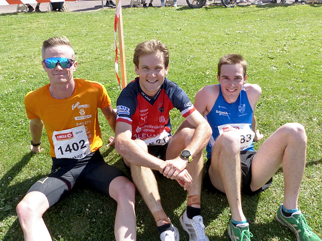 Topptrion p&aring; herrarnas 15 kilometer: Fr.v: Tv&aring;an Simon Andersson, ettan Albin Ridefelt och trean Simon Hodler. FOTO: Johan Trygg/L&auml;ngd.se.