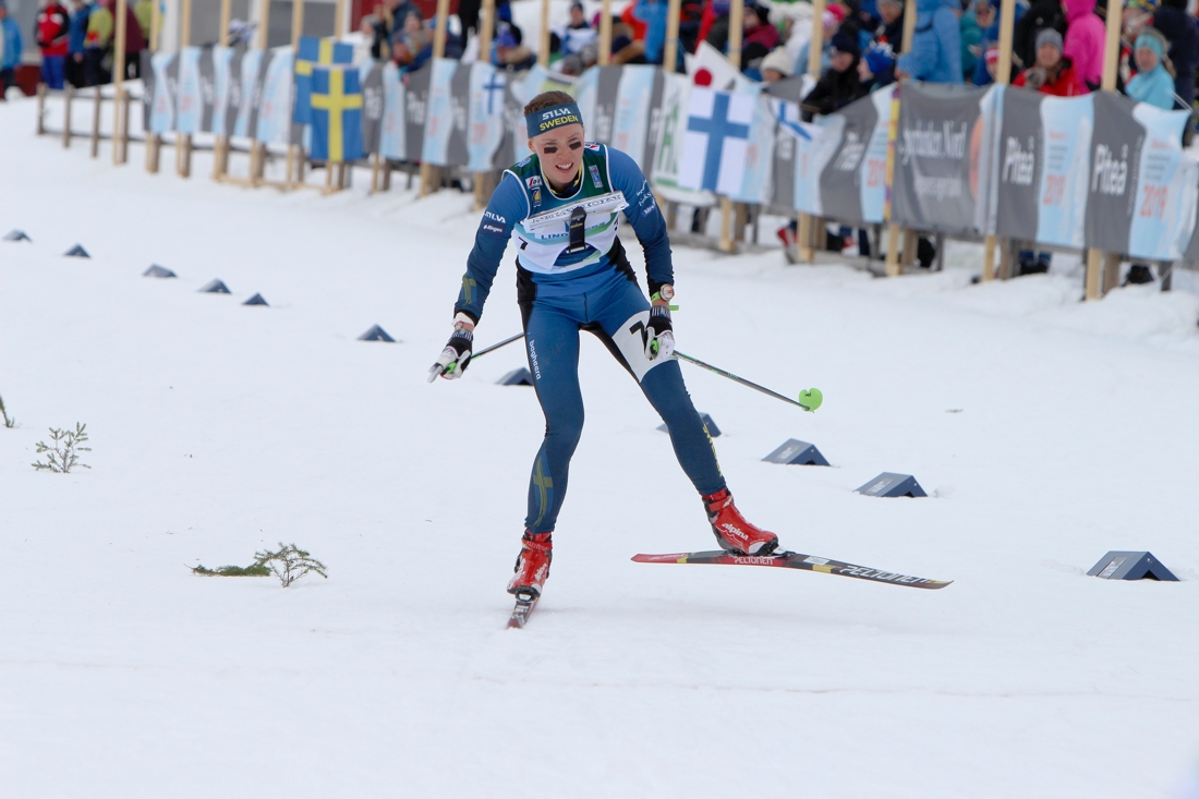 Tove Alexandersson fick n&ouml;ja sig med silver efter ett fall p&aring; slutet av masstarten. FOTO: M&aring;rten L&aring;ng/Svenska Orienteringsf&ouml;rbundet.