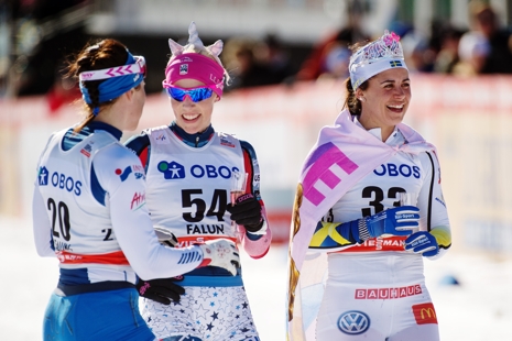 Det var inte bara Anna Haag som avslutade karri&auml;ren idag. &Auml;ven Aino-Kaisa Saarinen och Kikkan Randall firade efter sitt sista v&auml;rldscuplopp. FOTO: Simon Hasteg&aring;rd/Bildbyr&aring;n.