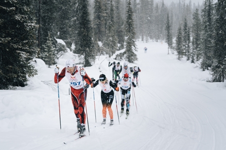 Tungt f&ouml;re mitt i loppet. Emilia Lindstedt ligger bakom norrmannen Tommy H&aring;gensen som i m&aring;l var 18 minuter efter Emilia. FOTO: Magnus &Ouml;sth/Red Bull Content Pool.