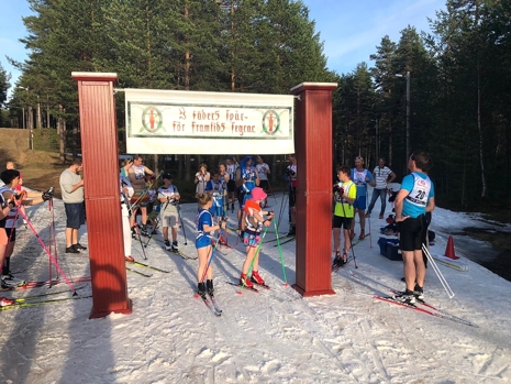 Många ungdomar kom till start på vårens sista skidrace. FOTO: Tomas Bredberg.