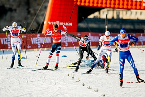 Italien med Federico Pellegrino mot seger före Sveriges förstalag med Teodor Peterson. Längs till vänster Sveriges andralag med Karl-Johan Westberg. FOTO: Vegard Wivestad Grött/Bildbyrån.