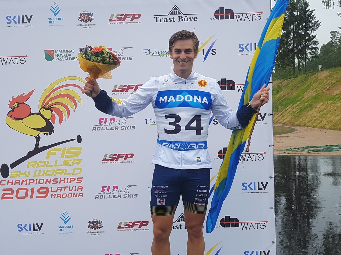 Victor Gustafsson tog en fin bronsmedalj p&aring; distansloppet vid VM p&aring; rullskidor i Lettland. FOTO: Svenska Skidf&ouml;rbundet.