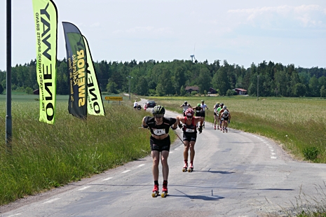 Tobias Westman drar före Lasse Ericsson. FOTO: Lidköpings VSK.