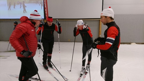 Det &auml;r mycket svenskt bakom Madshus utveckling. H&auml;r snackar Per Wiik och H&aring;kan Nordb&auml;ck med tv&aring; norska &aring;kare. FOTO: Madshus/Sportwin.