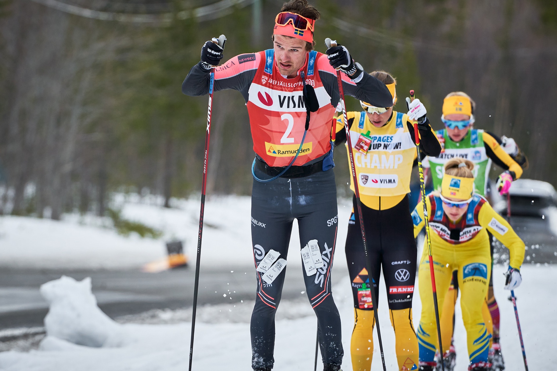 Oskar Kardin under Årefjällsloppet i fjol när han hunnit upp damtäten och fick känna på den sega snön som förste åkare i spåret.