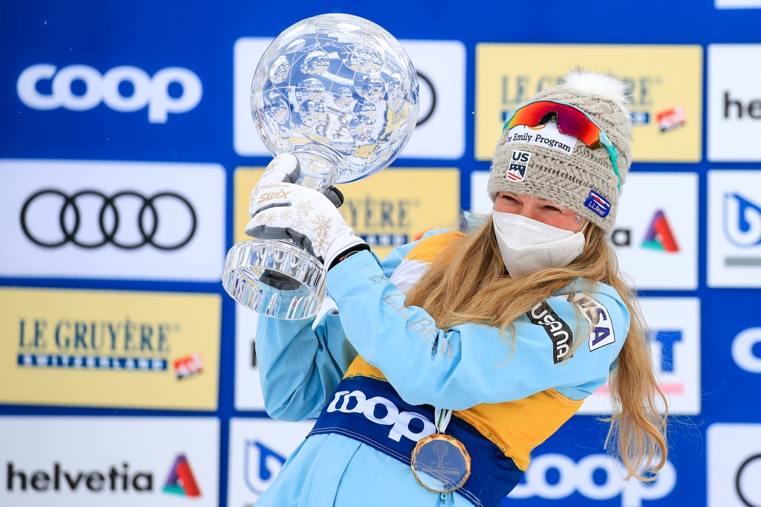 Jessie Diggins med kristallgloben som bekr&auml;ftar hennes totalseger i v&auml;rldscupen. FOTO: Mario Buehner, Gepa Pictures/Bildbyr&aring;n.