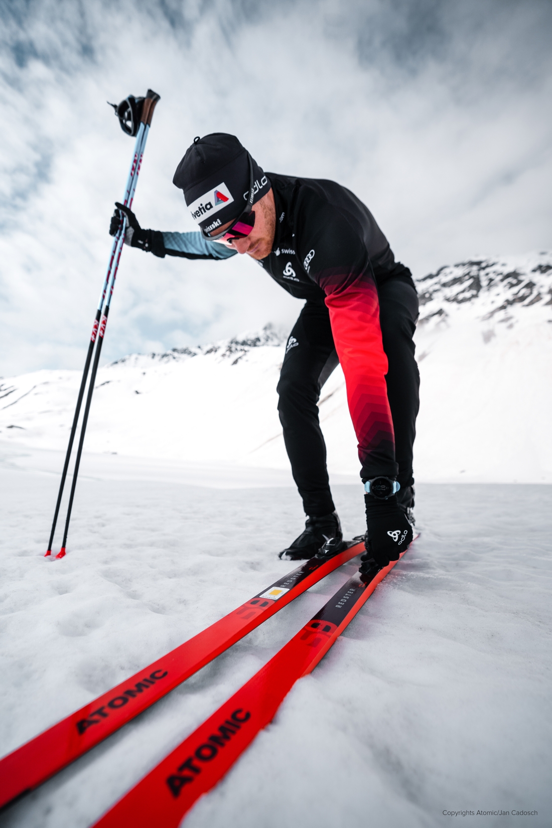 Dario Cologna p&aring; Atomics nu skejtskida Redster S9 Gen-S. FOTO: Atomic/Jan Cadosch.