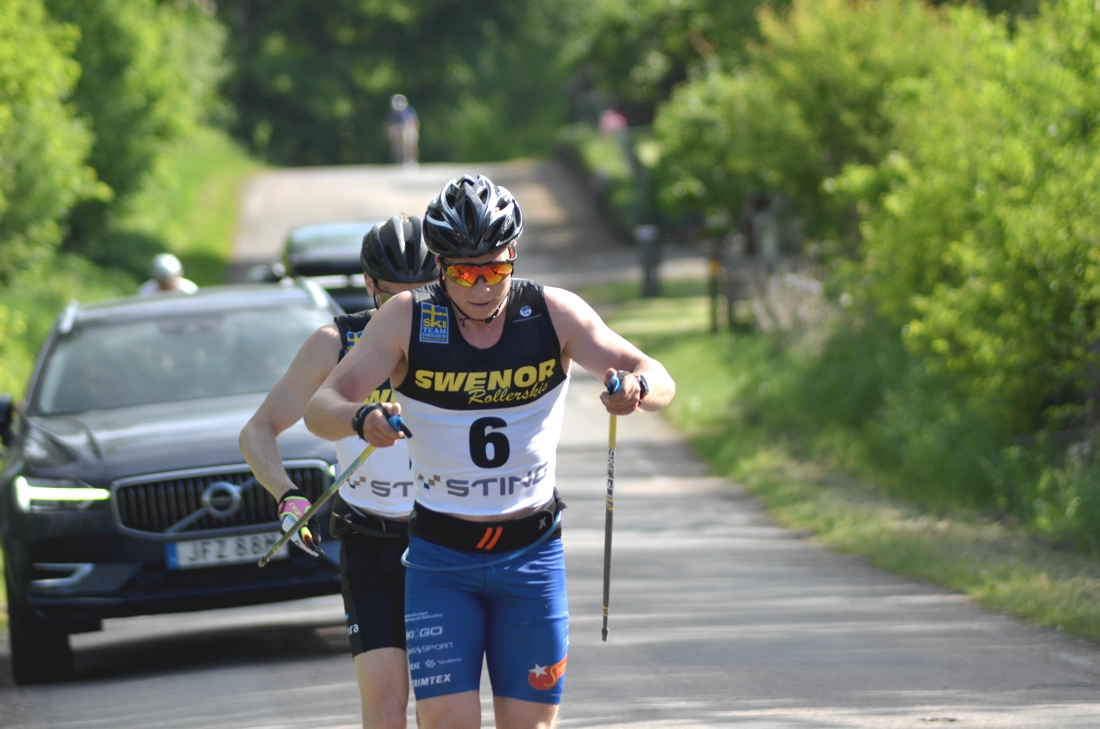 Alfred Buskqvist drar f&ouml;re Stian Hoelgaard med knappa tv&aring; mil kvar av B&aring;stad-M&ouml;lle i l&ouml;rdags. FOTO: Johan Trygg/L&auml;ngd.se.