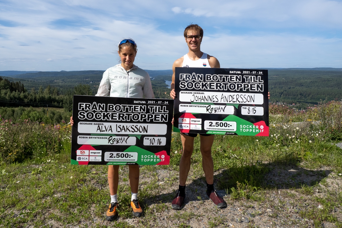 Alva Isaksson och Johannes Andersson med segercheckarna p&aring; toppen av Hallstabacken. FOTO: Sockertoppen IF.