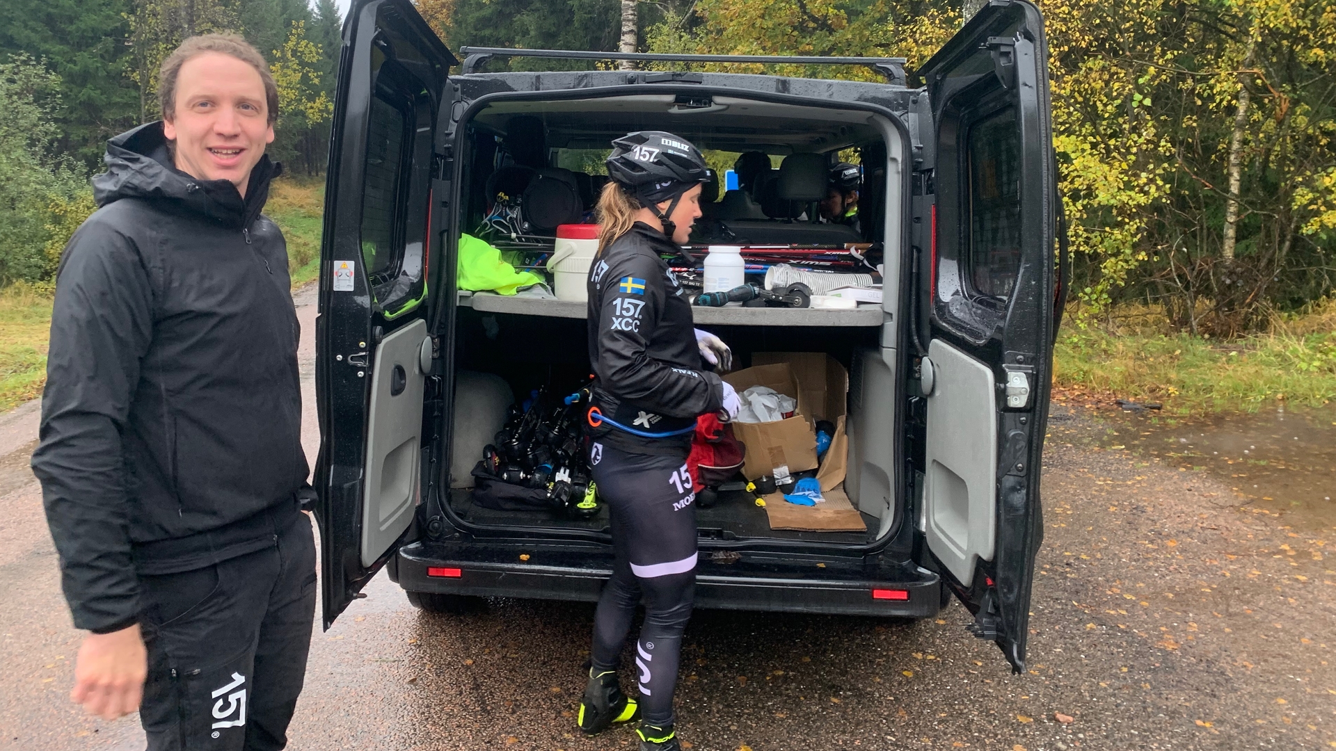 Hanna lastar in rullskidorna i teambussen efter drygt tre timmar på blöta vägar kring Hallandsåsen. Till vänster teamchefen Anton Järnberg. FOTO: Johan Trygg/Längd.se.