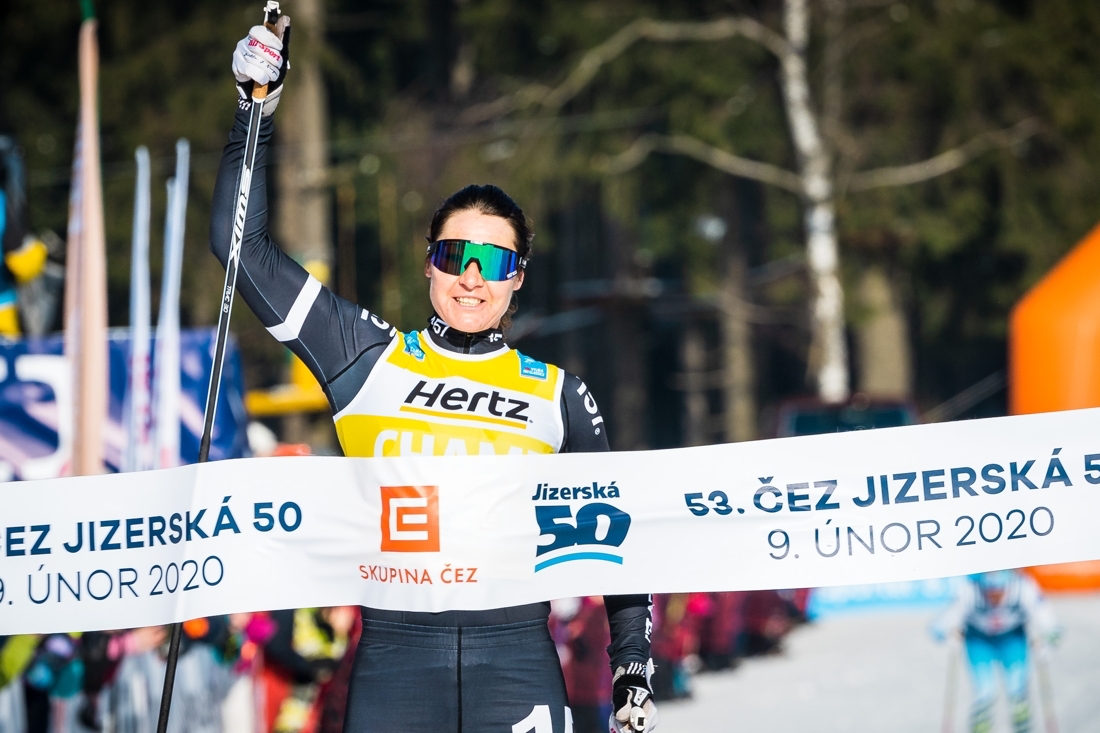 H&auml;r vinner Britta Jizerska 50 i Tjeckien 2020. Hennes senaste och 21:a seger i Visma Ski Classics. F&aring;r vi se 38-&aring;rigen h&ouml;gst upp p&aring; pallen i vinter igen? FOTO: Visma Ski Classics/Magnus &Ouml;sth.