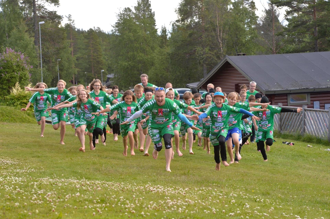 Robin Bryntesson med glada ungdomar p&aring; l&auml;ger. FOTO: Sockertoppen IF.