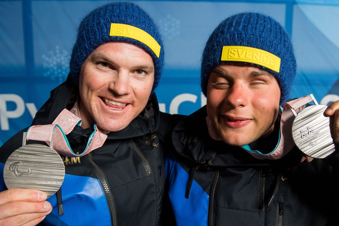 Robin och Zebastian efter silvret p&aring; Paralympics i PyeongChang 2018. FOTO: Vegard Wivestad Gr&ouml;tt/Bildbyr&aring;n.
