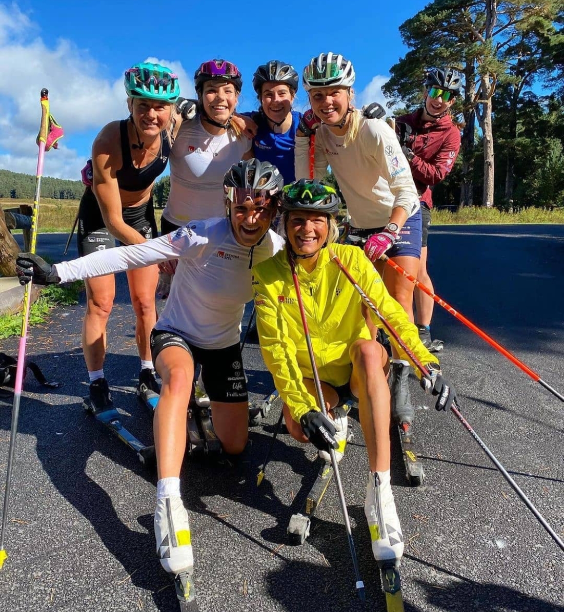Emma Ribom tillsammans med Maja Dahlqvist, Johanna Hagstr&ouml;m, Ebba Andersson, Moa Olsson, Moa Lundgren och Frida Karlsson p&aring; soligt rullskidpass i Font Romeu. FOTO: Svenska skidf&ouml;rbundet.