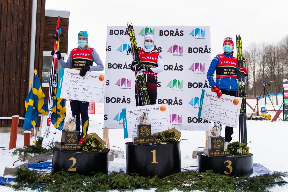 Tv&aring;an Lovisa Modig, SK Bore Torsby, vinnaren Ebba Andersson, Pite&aring; elit och Anna Dyvik, IFK Mora SK, p&aring; podiet efter loppet. FOTO: Mathias Bergeld/Bildbyr&aring;n.