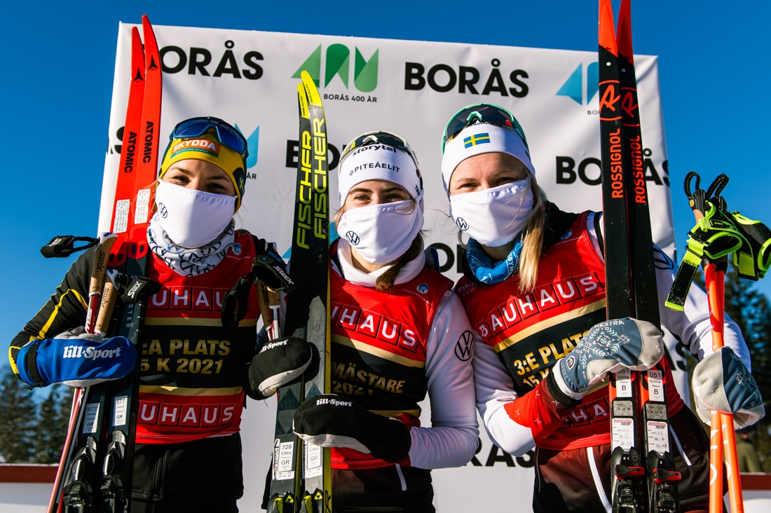 Tv&aring;an Johanna Hagstr&ouml;m, Ulricehamns IF, vinnaren Ebba Andersson, Pite&aring; Elit SK, och trean Emma Ribom, Pite&aring; Elit SK. FOTO: Mathias Bergeld/Bildbyr&aring;n.