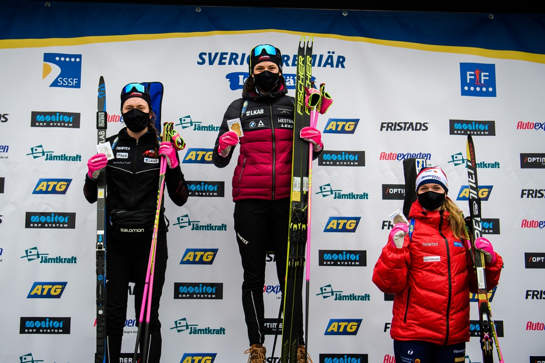 SM-medalj&ouml;rerna: Silver till Elvira &Ouml;berg, Pite&aring; Skidskytte Klubb, guld till Hanna &Ouml;berg, Pite&aring; Skidskytte Klubb och brons till Mona Brorsson, Finnskoga IF. FOTO: Fredrik Karlsson/Bildbyr&aring;n.