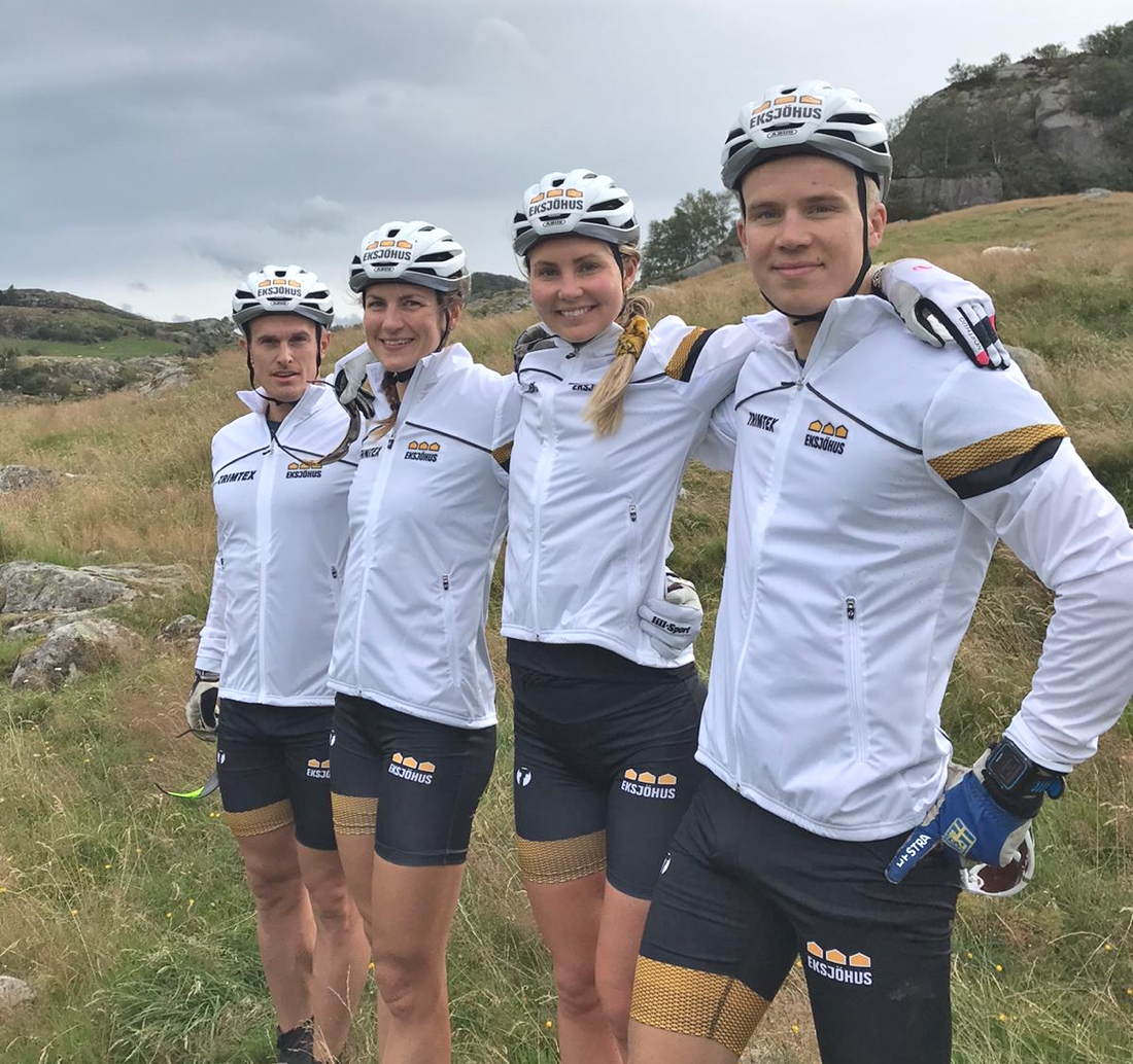 Axel Jutterstr&ouml;m med sin teamkompisar Morten Eide Pedersen, Linn S&ouml;mskar och Hedda B&aring;ngman. Femte teammedlemmen Ari Luusua saknas p&aring; bilden. FOTO: Team Eksj&ouml;hus.