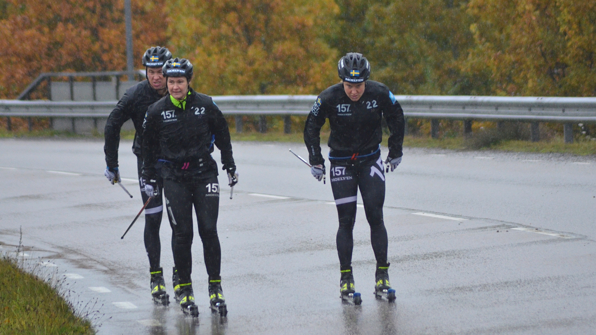 Hanna tillsammans med Britta Johansson Norgren och Emil Persson vid passering i Hjärnarp innan det bar upp på Hallandsåsen igen på torsdagsförmiddagens pass. FOTO: Johan Trygg/Längd.se.