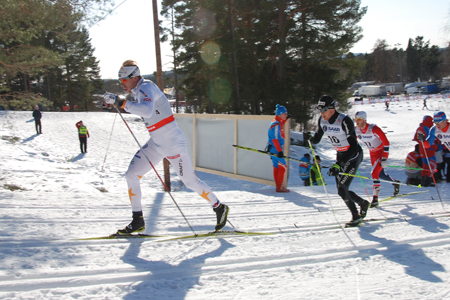 Emil J&ouml;nsson gasar p&aring; f&ouml;re Dario Cologna. FOTO: Linus Trygg.