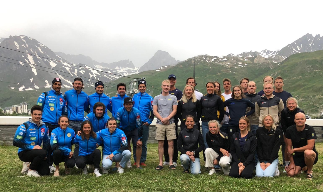 Frankrikes landslag och Sveriges landslag tillsammans i Tignes. FOTO: Svenska Skidf&ouml;rbundet.