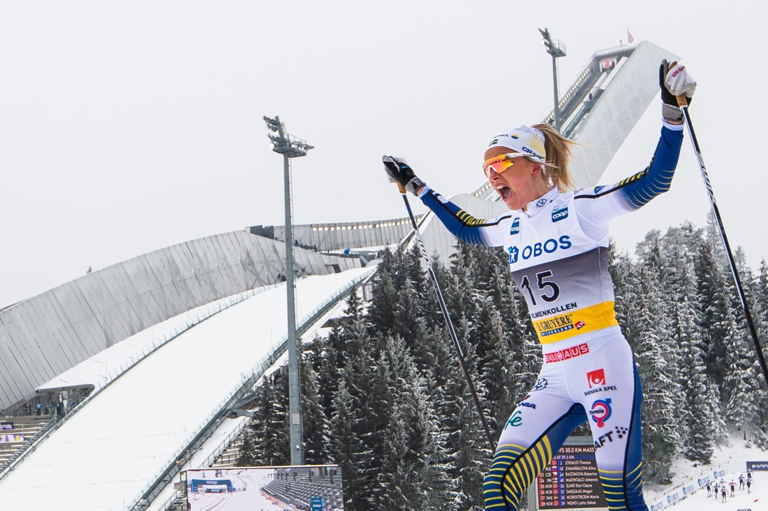 Frida Karlsson jublar p&aring; m&aring;llinjen i Holmenkollen sedan hon kn&auml;ckt Therese Johaug p&aring; upploppet. FOTO: Mathias Bergeld/Bildbyr&aring;n.  