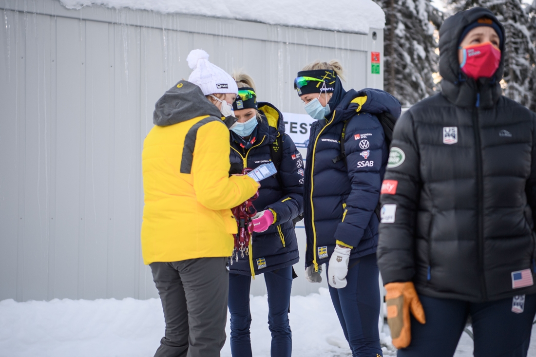 Det var struligt v&auml;rre vid morgonens ackreditering i Toblach. H&auml;r f&aring;r i alla fall Frida Karlsson och Maja Dahlqvist sina ackrediteringar innan de gav sig ut i sp&aring;ret f&ouml;r tr&auml;ning. FOTO: Maxim Thore/Bildbyr&aring;n.