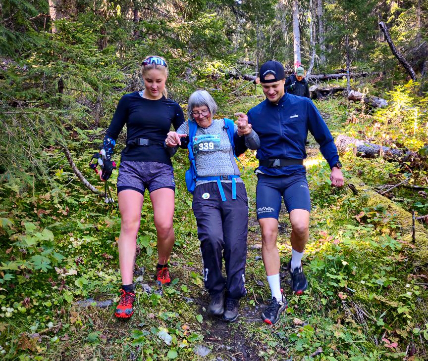 &Aring;ldersspannet var stort d&auml;r den yngsta var 5 &aring;r och den &auml;ldsta var 86-&aring;riga Gurli Leander som med fantastisk eskortering under slutskedet, av skidessen Tilde B&aring;ngman och Olle Jonsson, kunde n&aring; m&aring;let i Ede. FOTO: Holy Race.