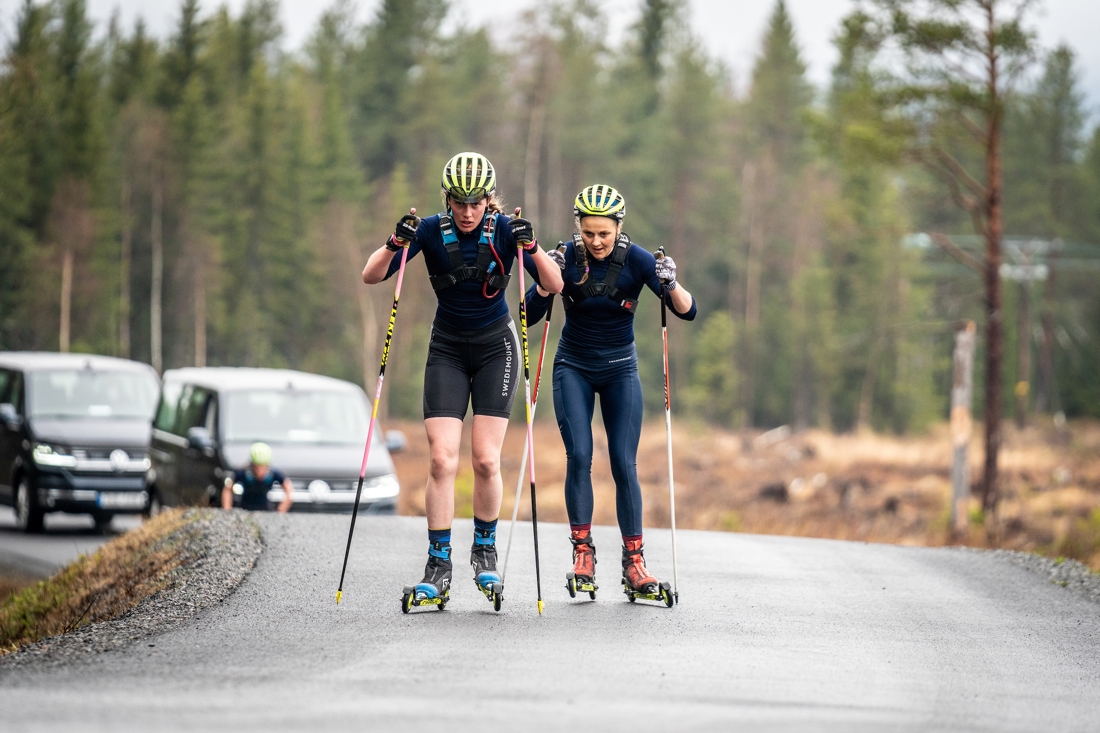 Stina Nilsson i rygg p&aring; Hanna &Ouml;berg under ett tr&auml;ningspass i &Ouml;stersund p&aring; onsdagen. FOTO: Nicklas Olausson.