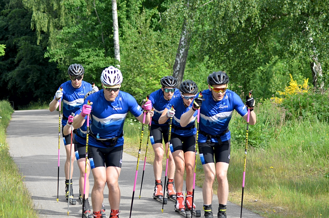 Stian Hoelgaard, till h&ouml;ger, bredvid Gabriel Thorn och tillsammans med &ouml;vriga &aring;kare i Team Curira p&aring; l&auml;ger i Halmstad. FOTO: Johan Trygg/L&auml;ngd.se.