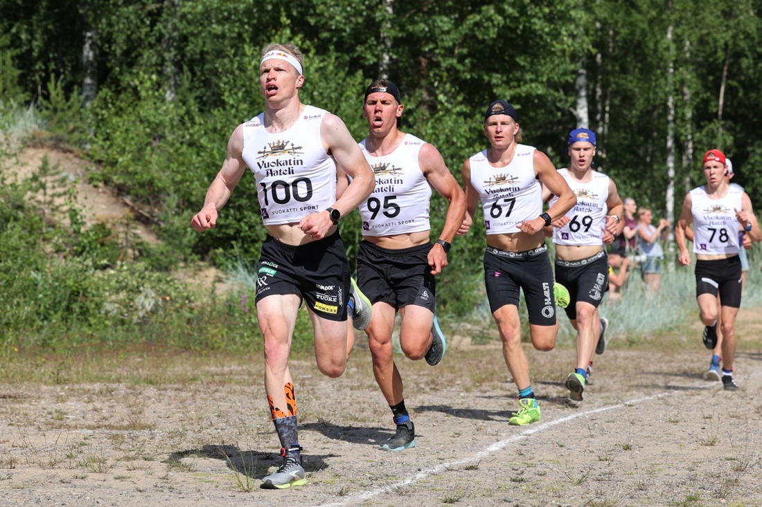 Iivo Niskanen i t&auml;ten under l&ouml;pmomentet n&auml;rmast f&ouml;re Markus Vuorela och Remi Lindholm. FOTO: Touho H&auml;kkinen.
