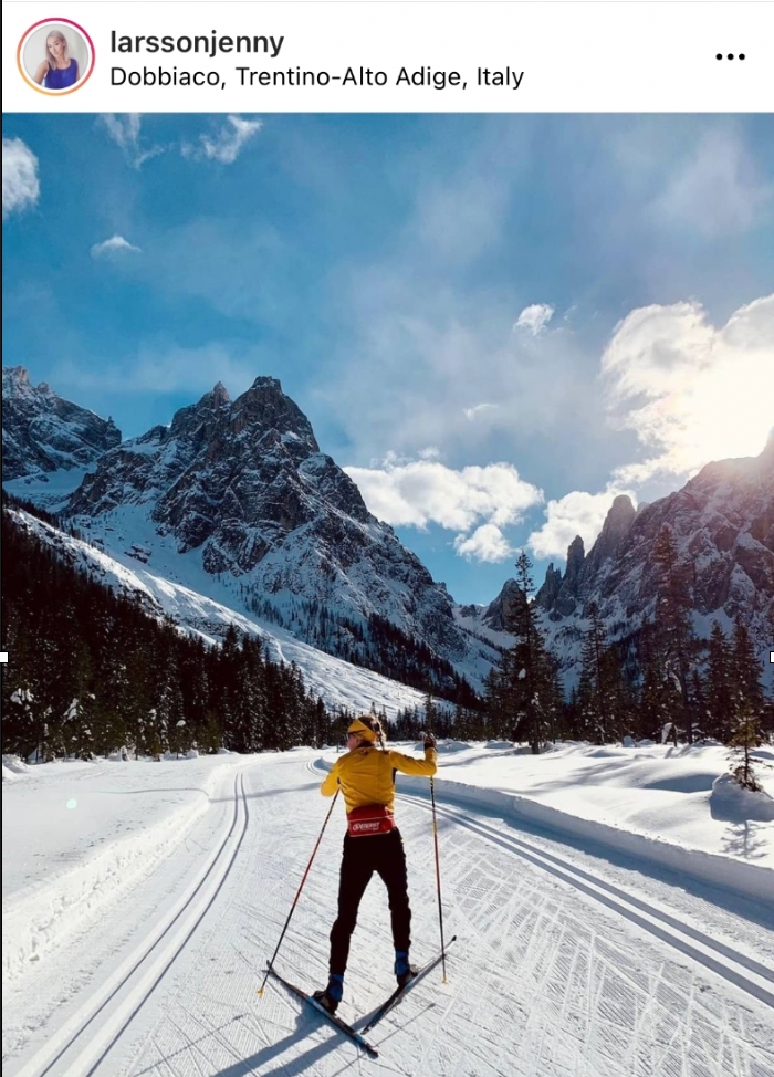 Jenny njuter av fina f&ouml;rh&aring;llanden i Toblach. FOTO: Jenny Larssons Instagram.