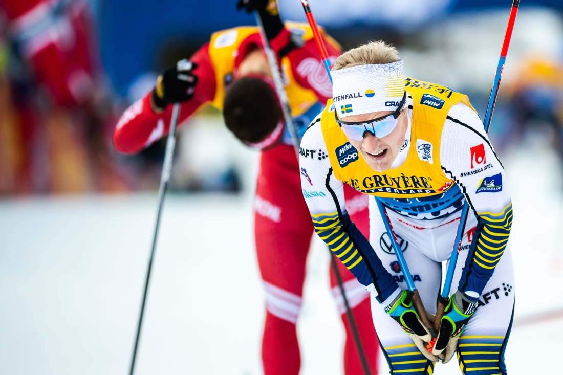 Jens Burman blev b&auml;st av de svenska herr&aring;karna i Tour de Ski n&auml;r han passerade Calle Halfvarsson p&aring; slutetappen. FOTO: Bildbyr&aring;n/Daniel Bergeld.
