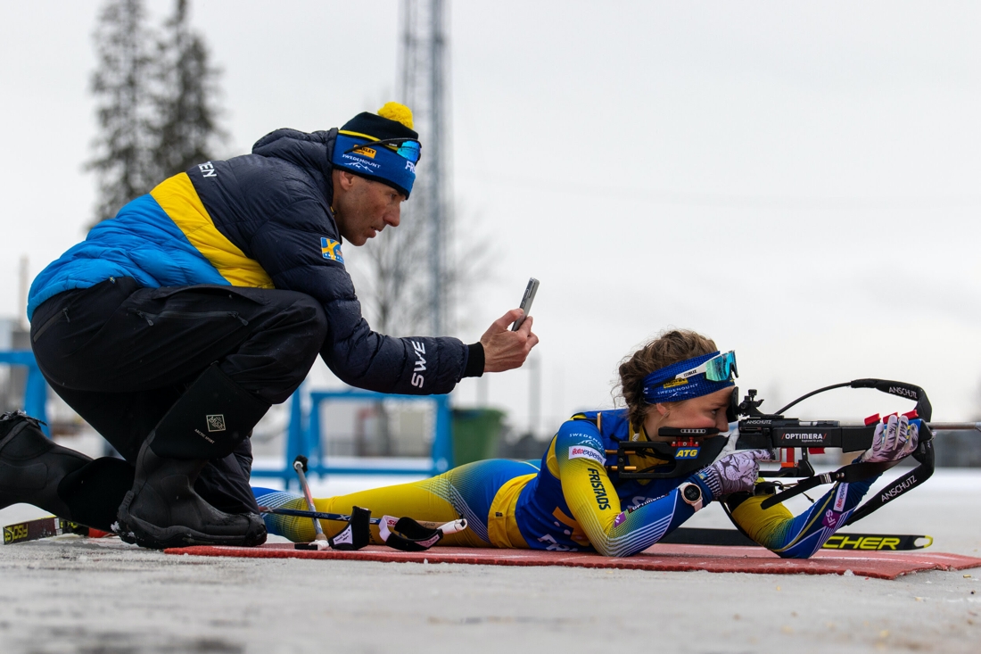 Jean-Marc Chabloz tillsammans med Stina Nilsson p&aring; skjutvallen. FOTO: H&aring;kan Blidberg, Skidskyttef&ouml;rbundet.