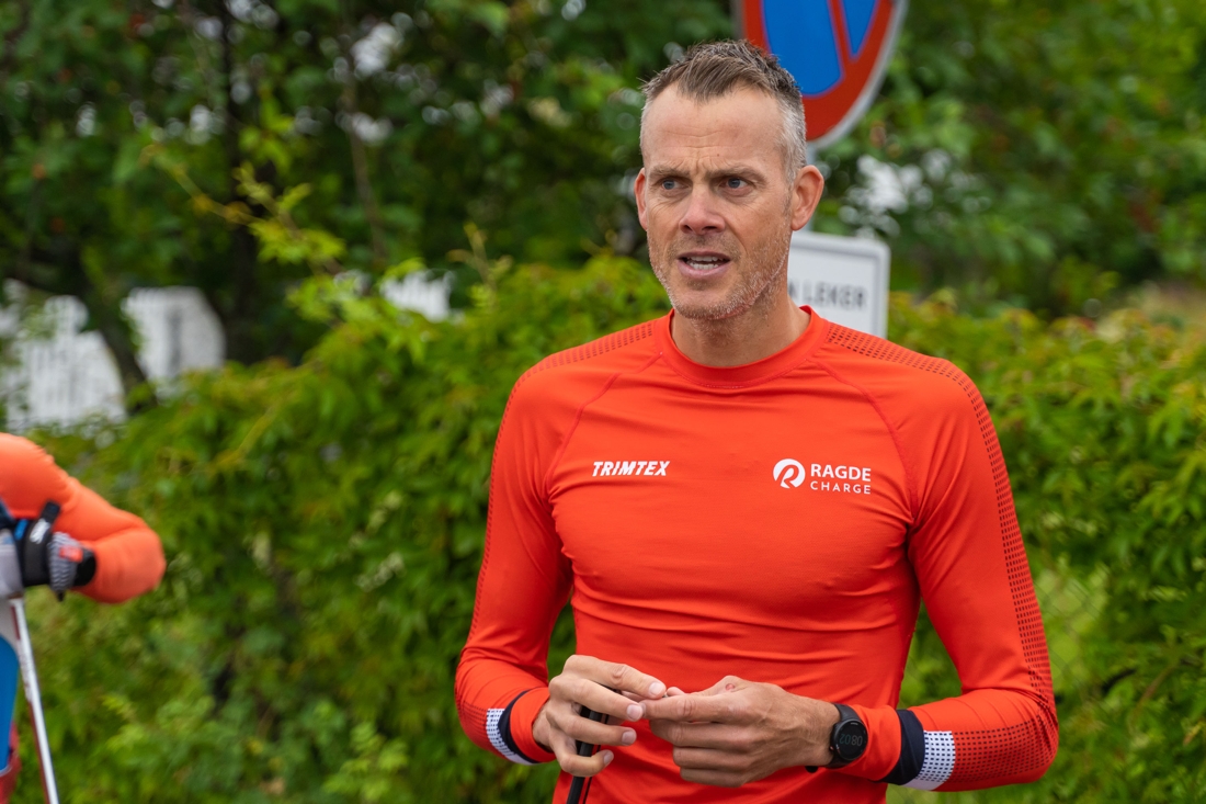 J&ouml;rgen Aukland ger instruktioner inf&ouml;r ett av tr&auml;ningspassen. FOTO: B&oslash;rre E. Helgerud.