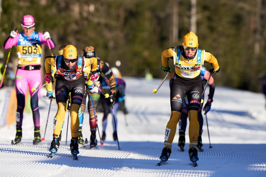 Lina i bredd med teamkompisen Ida Dahl p&aring; den h&aring;rda manchestern. FOTO: Visma Ski Classics/Magnus &Ouml;sth.
