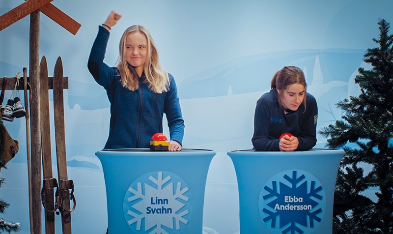Linn Svahn och Ebba Andersson under fr&aring;gesporten I skidsp&aring;ret.