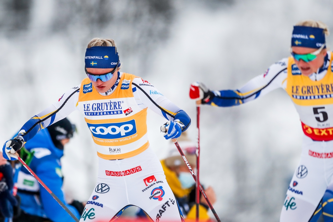 Linn Svahn och Maja Dahlqvist hade chans p&aring; pallen men dagen f&ouml;rst&ouml;rdes av en krasch p&aring; slutet av loppet. FOTO: Tomi H&auml;nninen. Bildbyr&aring;n.