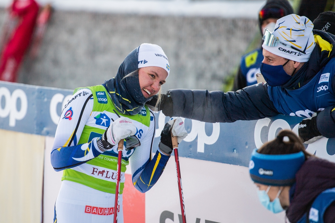 Linn Svahn grattas av svenska vallachefen Petter Myhlback. FOTO: Simon Hasteg&aring;rd/Bildbyr&aring;n.
