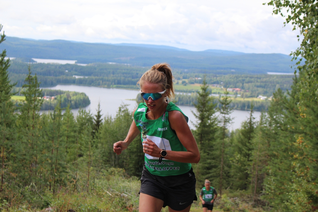 Ovana att springa uppf&ouml;r stoppade inte Madelene Svensson fr&aring;n seger. FOTO: Sockertoppen IF.