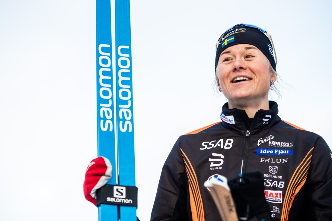 Maja Dahlqvist med ett leende p&aring; l&auml;pparna efter sprintsegern i Bruksvallarna. FOTO: Johanna Lundberg/Bildbyr&aring;n.